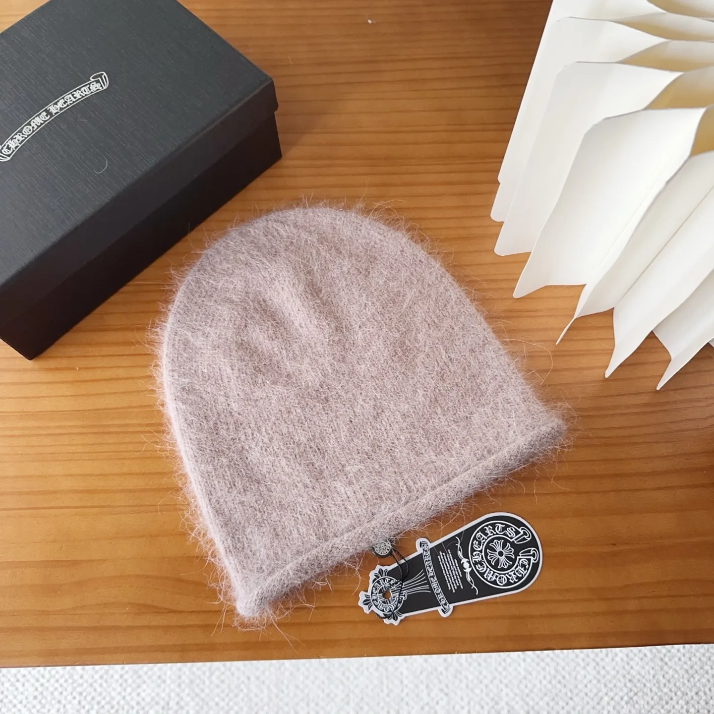 💰50 Crow Heart Autumn and Winter Wool Knitted Beanie This must be a favorite of minimalism. It is clean, neat, fashionable and versatile, and will definitely not be picky about your face shape! A fashionable classic that lasts forever! Fashionable black and white can be purchased together!